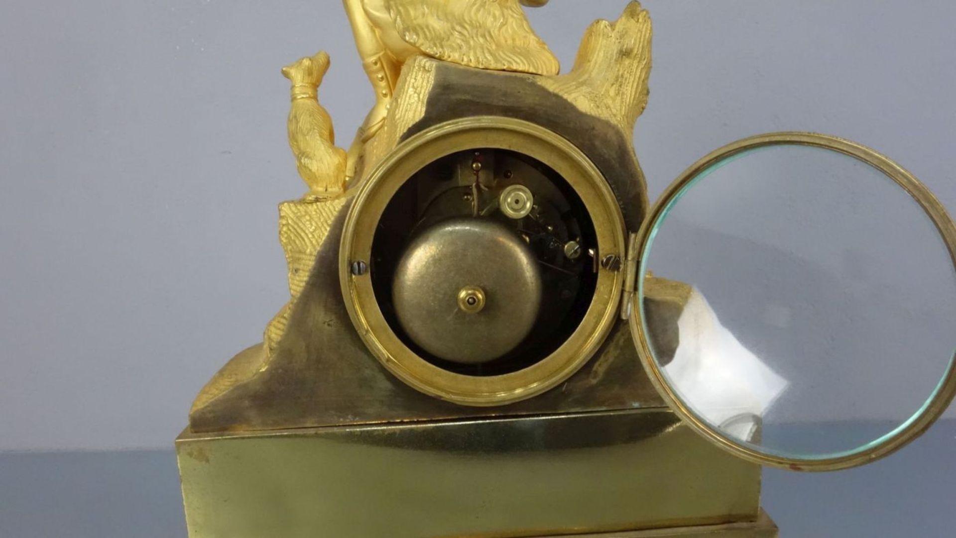 FIGÜRLICHE PENDULE / KAMINUHR "Wanderer auf der Rast" / fire place clock, Frankreich, um 1840. - Bild 5 aus 7