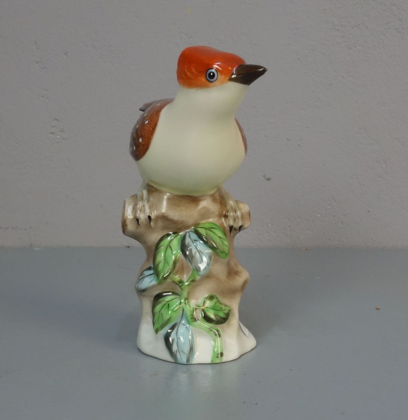 FIGUR: "Vogel mit roter Haube" / porcelain figure "bird", Porzellan, unter dem Stand mit grüner - Image 2 of 4