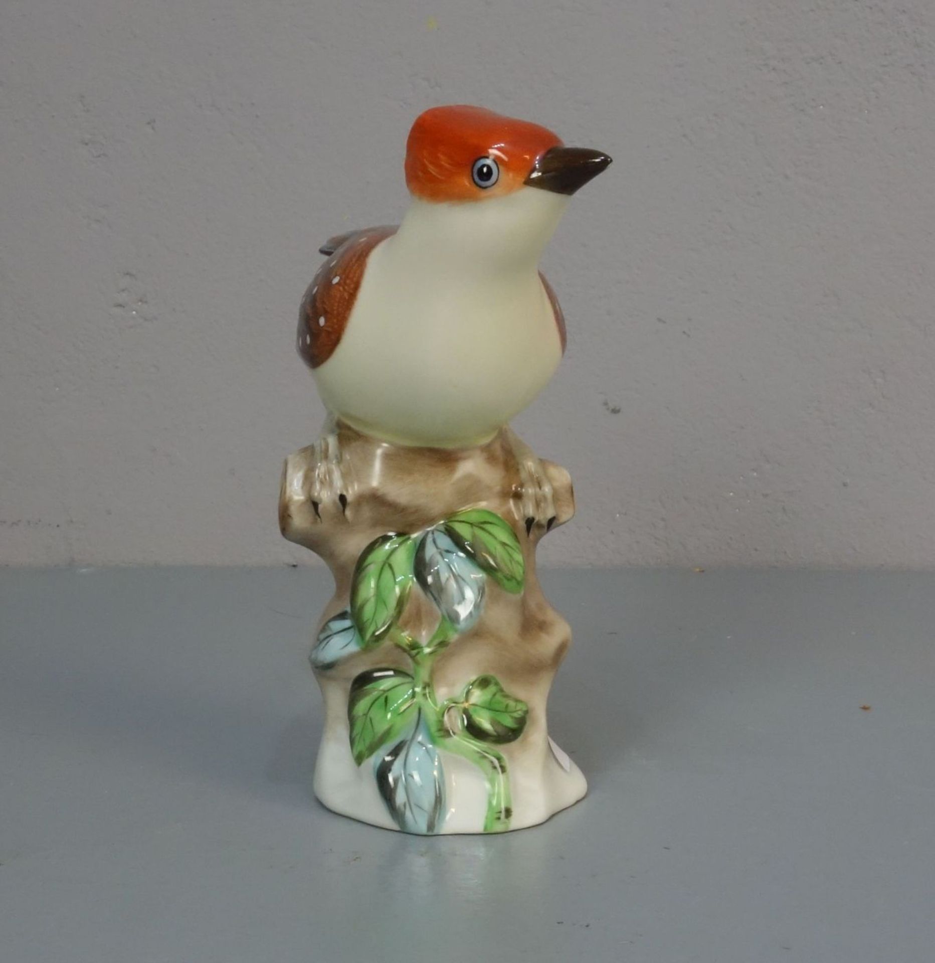 FIGUR: "Vogel mit roter Haube" / porcelain figure "bird", Porzellan, unter dem Stand mit grüner - Bild 2 aus 4