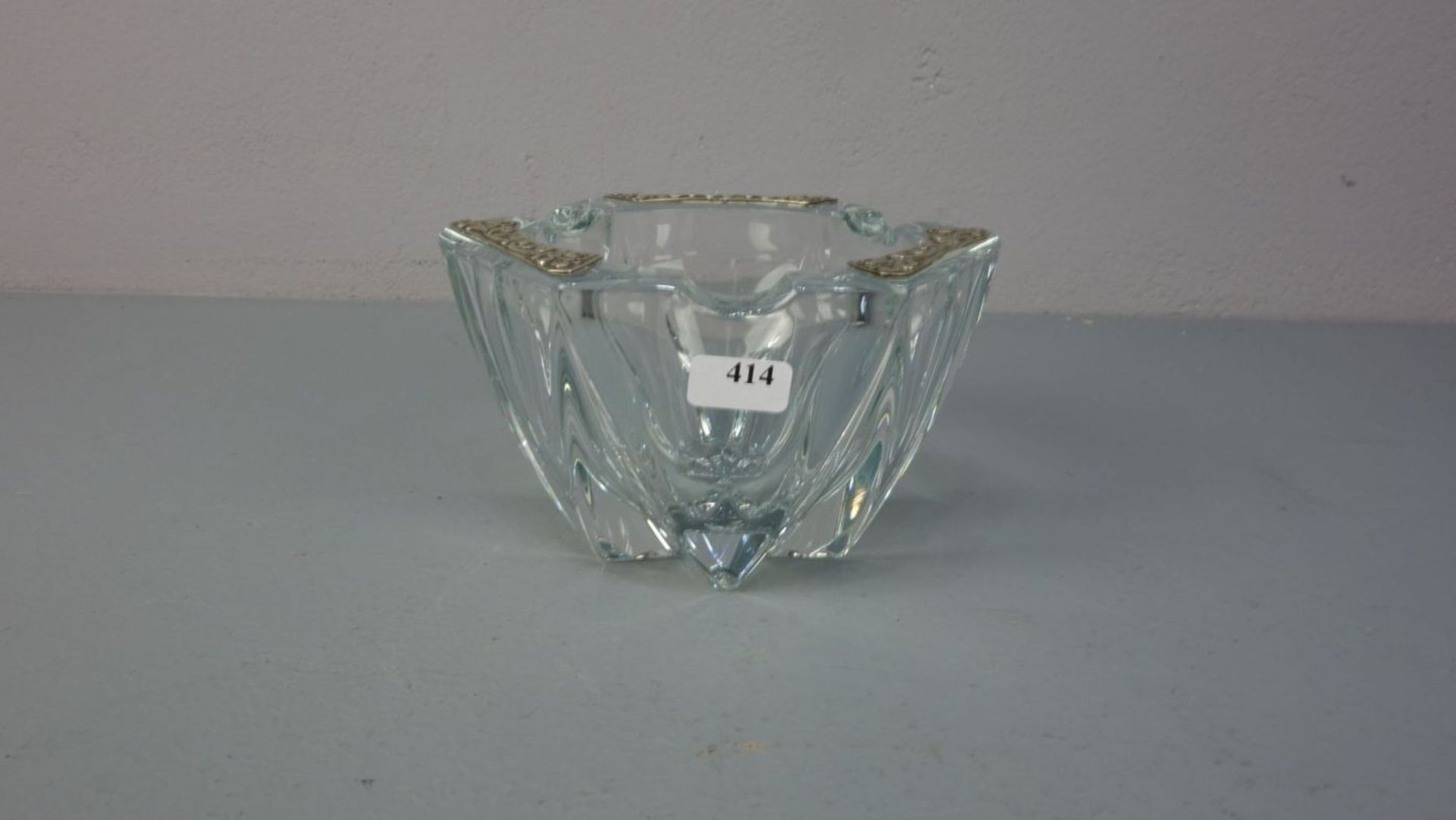 SCHALE / ASCHER, Glas mit Silbermonturen aus 800er Silber. Sternförmig facettierter Stand, konische