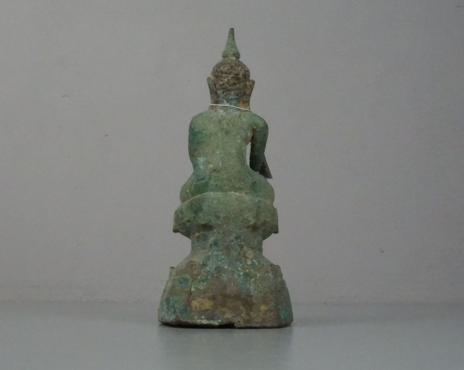 SKULPTUR / sculpture: "Buddha", Bronze, grün patiniert, Burma, Shan-Zeit (Tai Yai, 1315-1948, wohl - Bild 3 aus 5