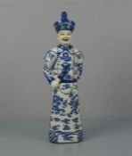 FIGUR: "Chinesischer Würdenträger", Keramik, heller bis rötlicher Scherben, unter dem Stand mit