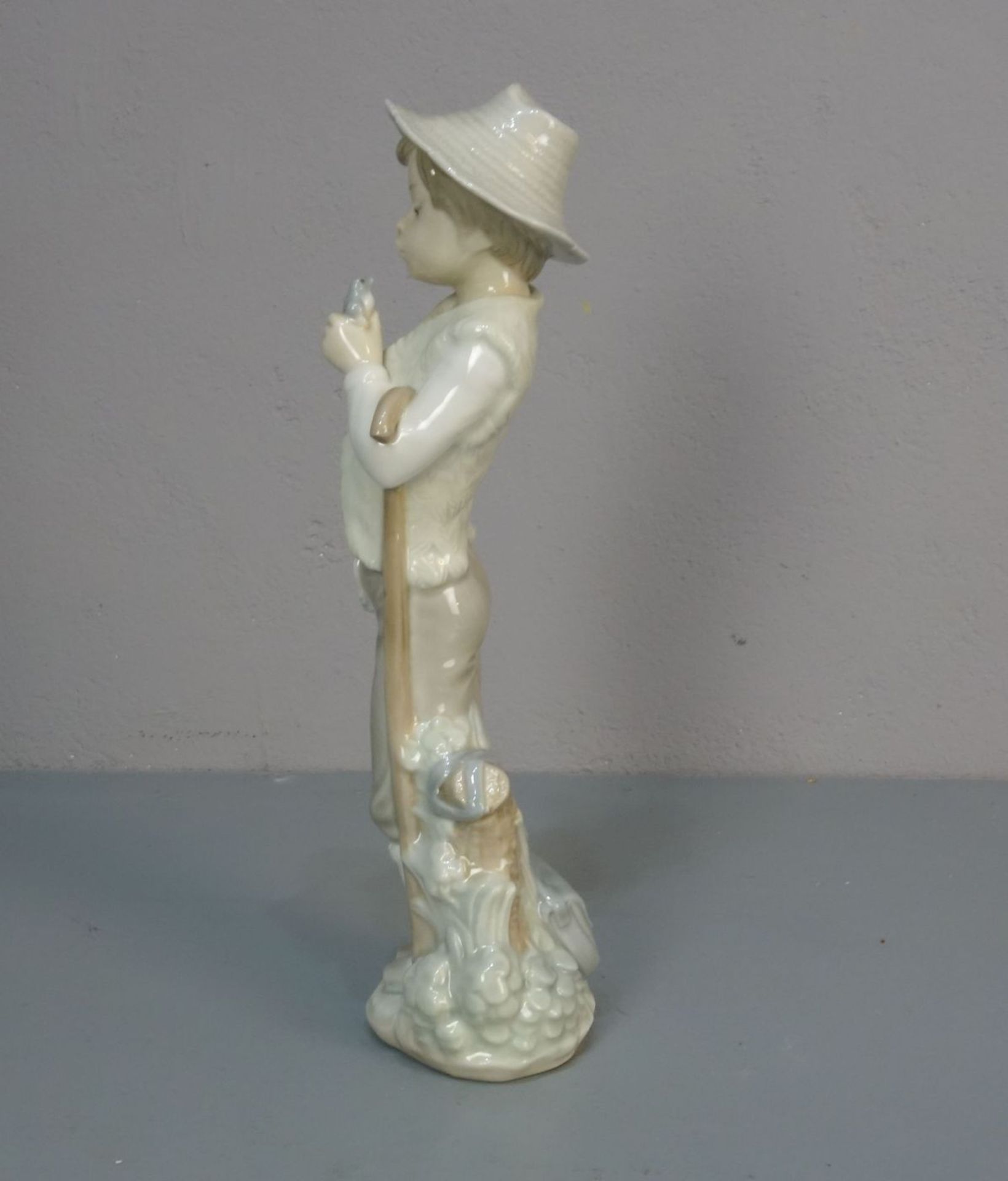 FIGUR: "Knabe mit Vogel" / porcelain figure: "boy with a bird", Porzellan, Manufaktur Nao, Valencia - Bild 4 aus 5