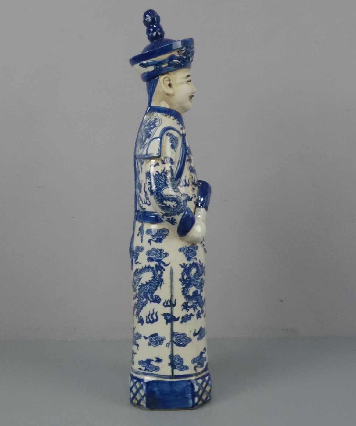 FIGUR: "Chinesischer Würdenträger", Keramik, heller bis rötlicher Scherben, unter dem Stand mit - Image 2 of 5