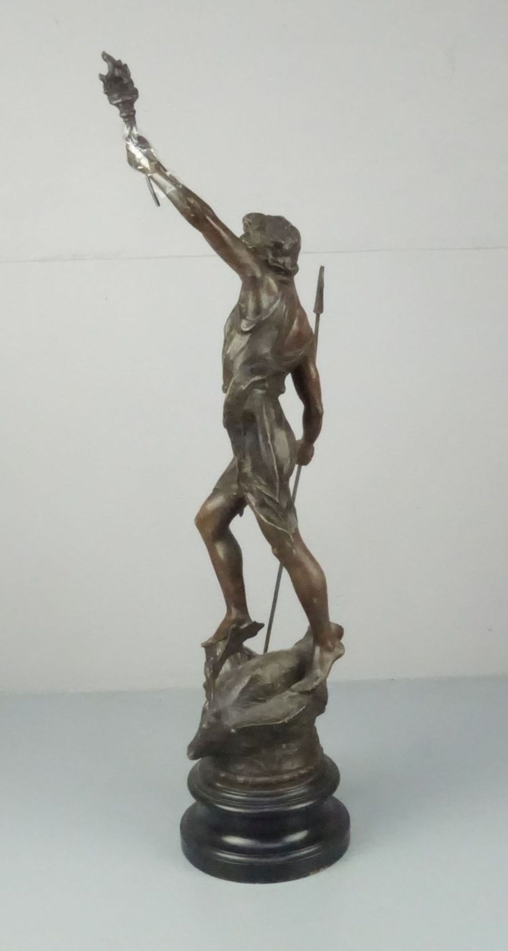 SKUPTUR / sculpture: "Jäger" / "Herakles besiegt die kerynitische Hirschkuh", bronzierter Zinkguss - Bild 3 aus 4