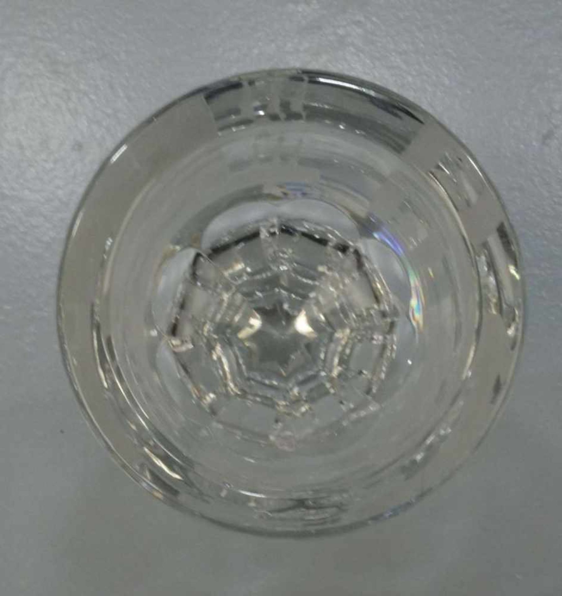 GLAS / POKALGLAS MIT FREIMAURERSYMBOLIK / masonic glass. Dickwandiges Glas (1 cm) mit eingezogener - Bild 3 aus 3