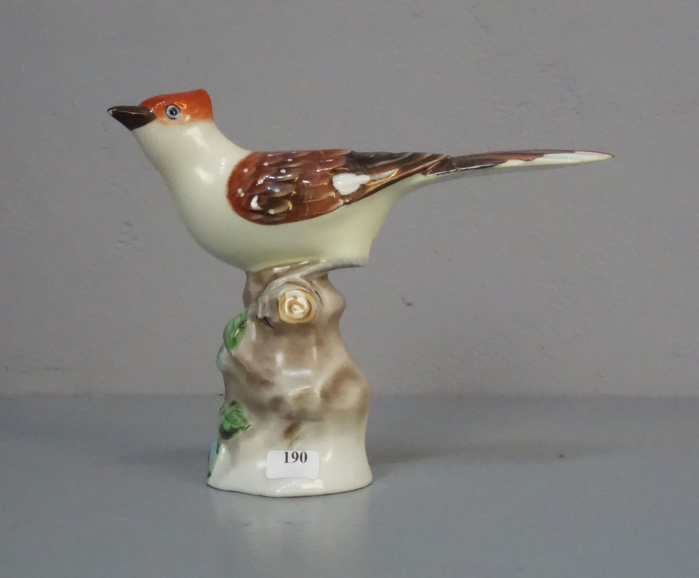 FIGUR: "Vogel mit roter Haube" / porcelain figure "bird", Porzellan, unter dem Stand mit grüner