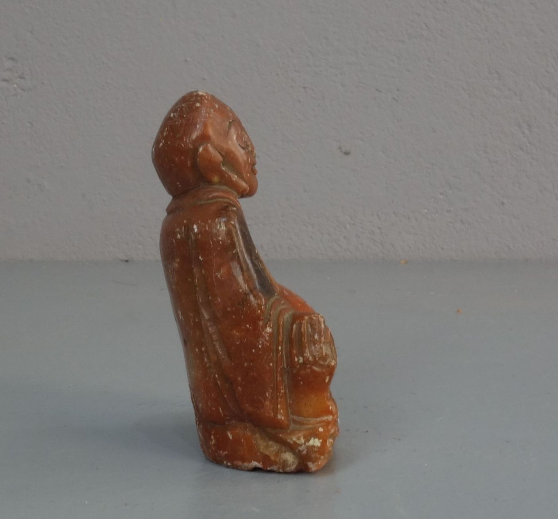 GLÜCKS-BUDDHA: "Maitreya Buddha", Stein in der Anmutung von rotem Jaspis. Lachender Buddha mit - Bild 4 aus 4