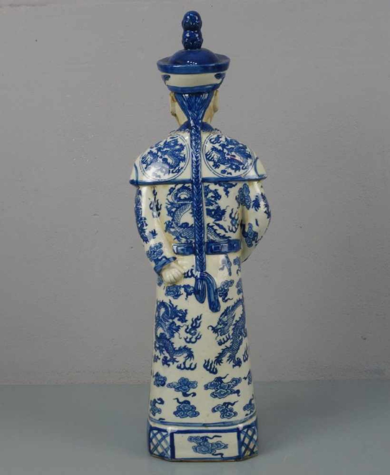FIGUR: "Chinesischer Würdenträger", Keramik, heller bis rötlicher Scherben, unter dem Stand mit - Bild 3 aus 5