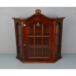 VITRINENSCHRANK / HÄNGEVITRINE, SOG. PRAHLHANS in barocken Formen., 2. Hälfte 20. Jh..