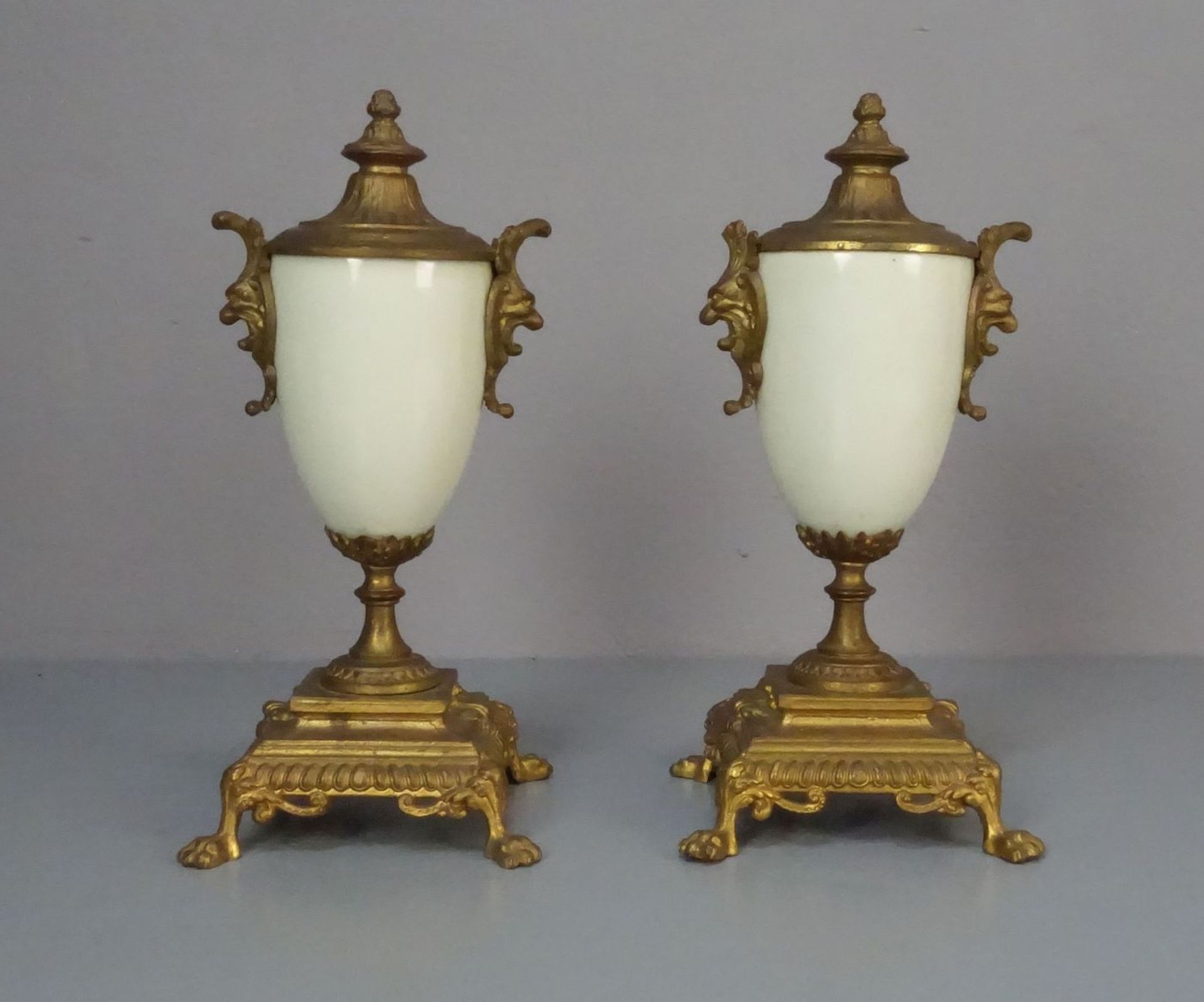 PAAR VASEN mit mediterraner Landschaft und Metallmonturen, um 1900 / pair of vases, Porzellan, - Image 3 of 4