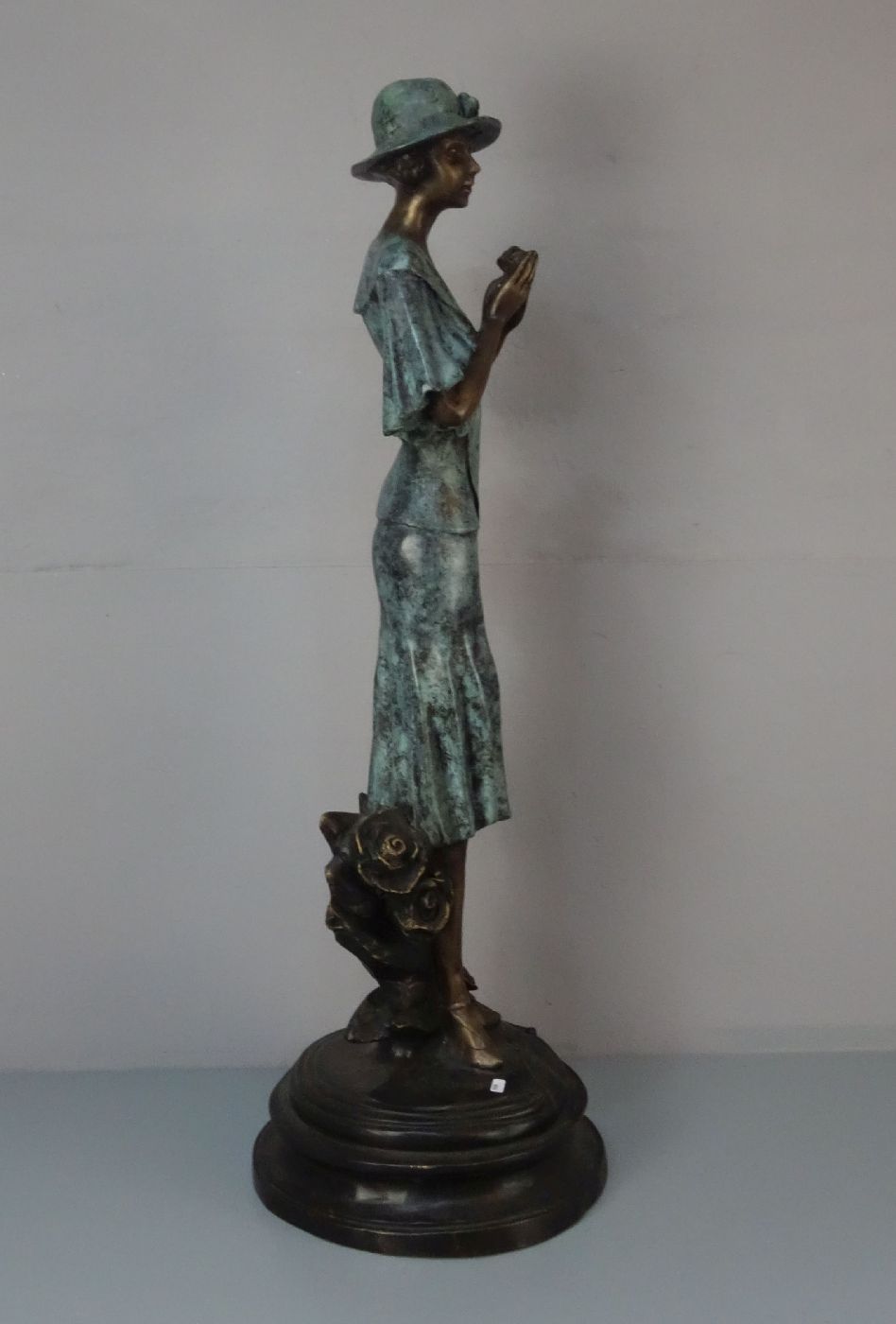 nach PILET, LEON (Paris 1840- 1916 ebd.), Skulptur / sculpture: "Junge Frau mit Blüten", Bronze, - Image 4 of 4
