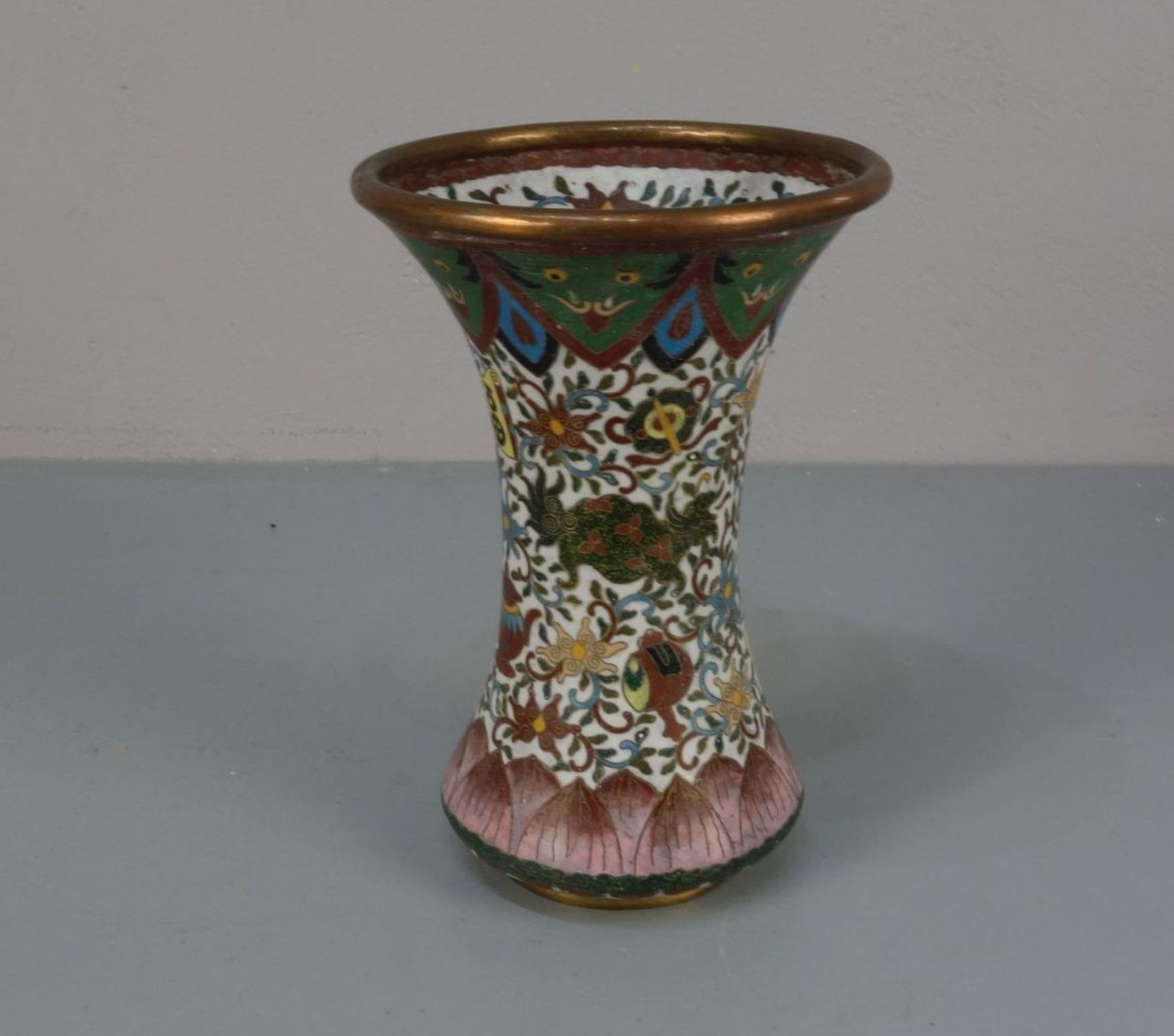 CLOISONNÉ VASE, Asien, wohl 1. H. 20. Jh., polychromes Emaille in Cloisonne-Technik über Kupfer. - Bild 2 aus 4