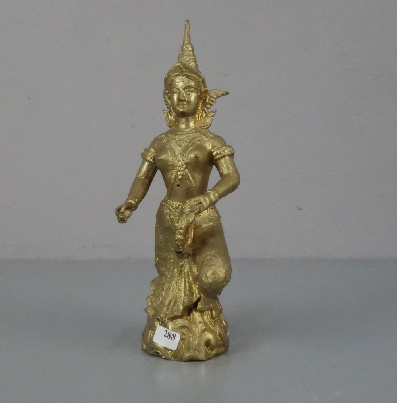 TEMPEL-SKULPTUR MIT INSTRUMENT / sculpture, goldbronziert, wohl Thailand 20. Jh. Vollplastische - Image 2 of 4