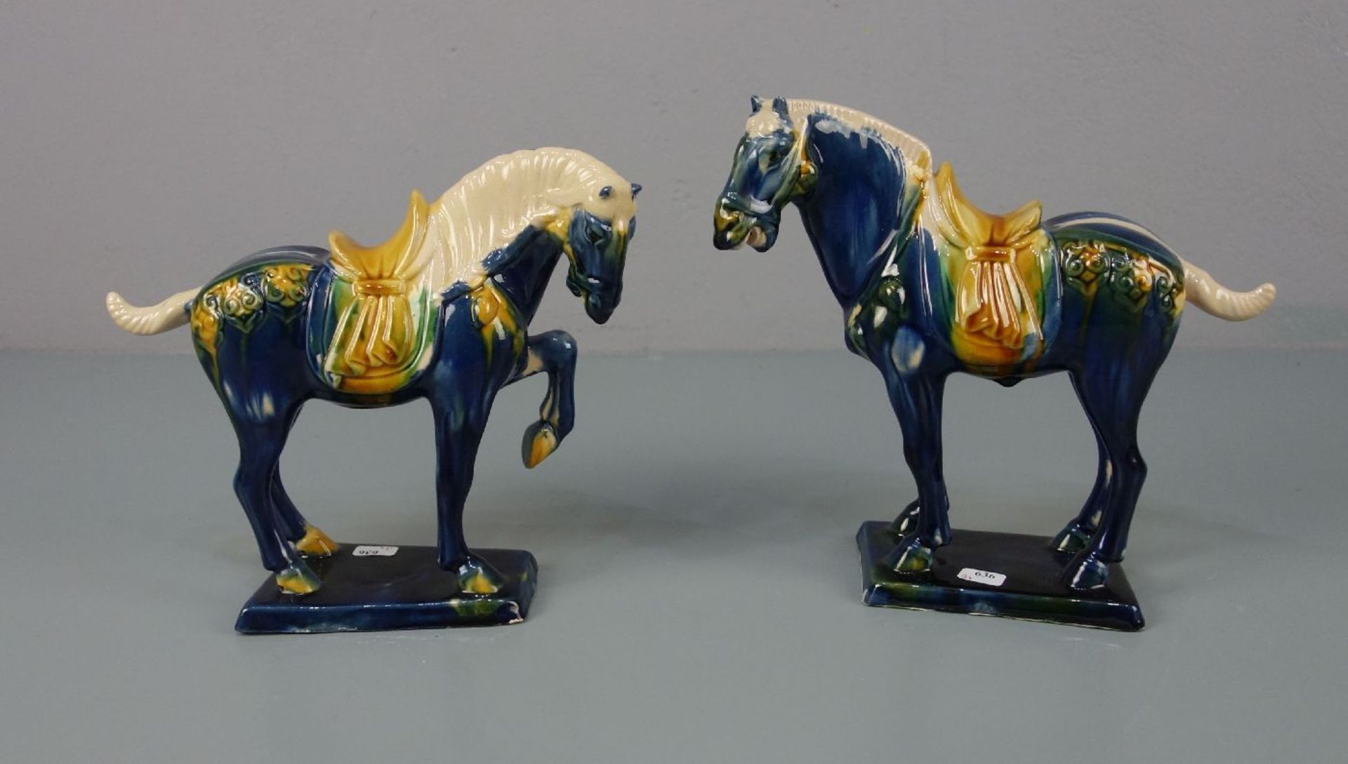 KERAMIK-FIGURENPAAR: "Tang-Pferde", 20. Jh., glasierte Keramik (Hohlguss), heller Scherben,