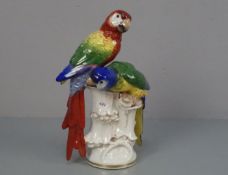 FIGURPAAR "Zwei sitzende Papageien" / porcelain figure with two parrots, 20. Jh., Porzellan,
