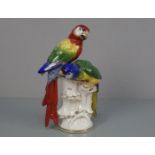 FIGURPAAR "Zwei sitzende Papageien" / porcelain figure with two parrots, 20. Jh., Porzellan,