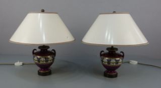 PAAR TISCH-LAMPEN / NACHTTISCH-LAMPEN/ two table lamps, Porzellan mit Metallpostament und