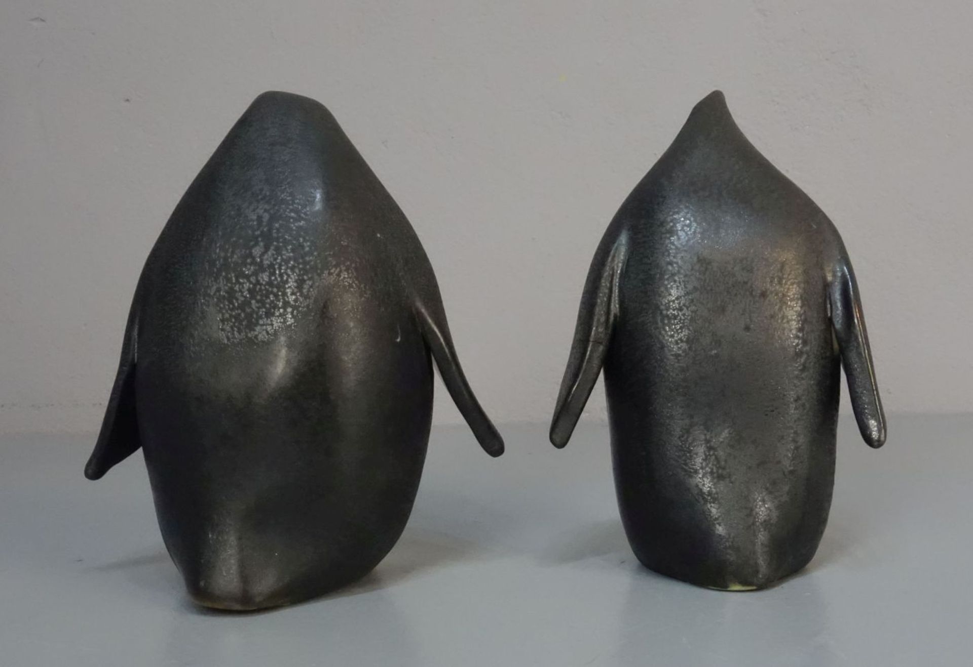 KERAMIKFIGUREN: "Pinguine" / ceramic penguins, Studiokeramik, heller Scherben, weiß, schwarz und - Bild 4 aus 5