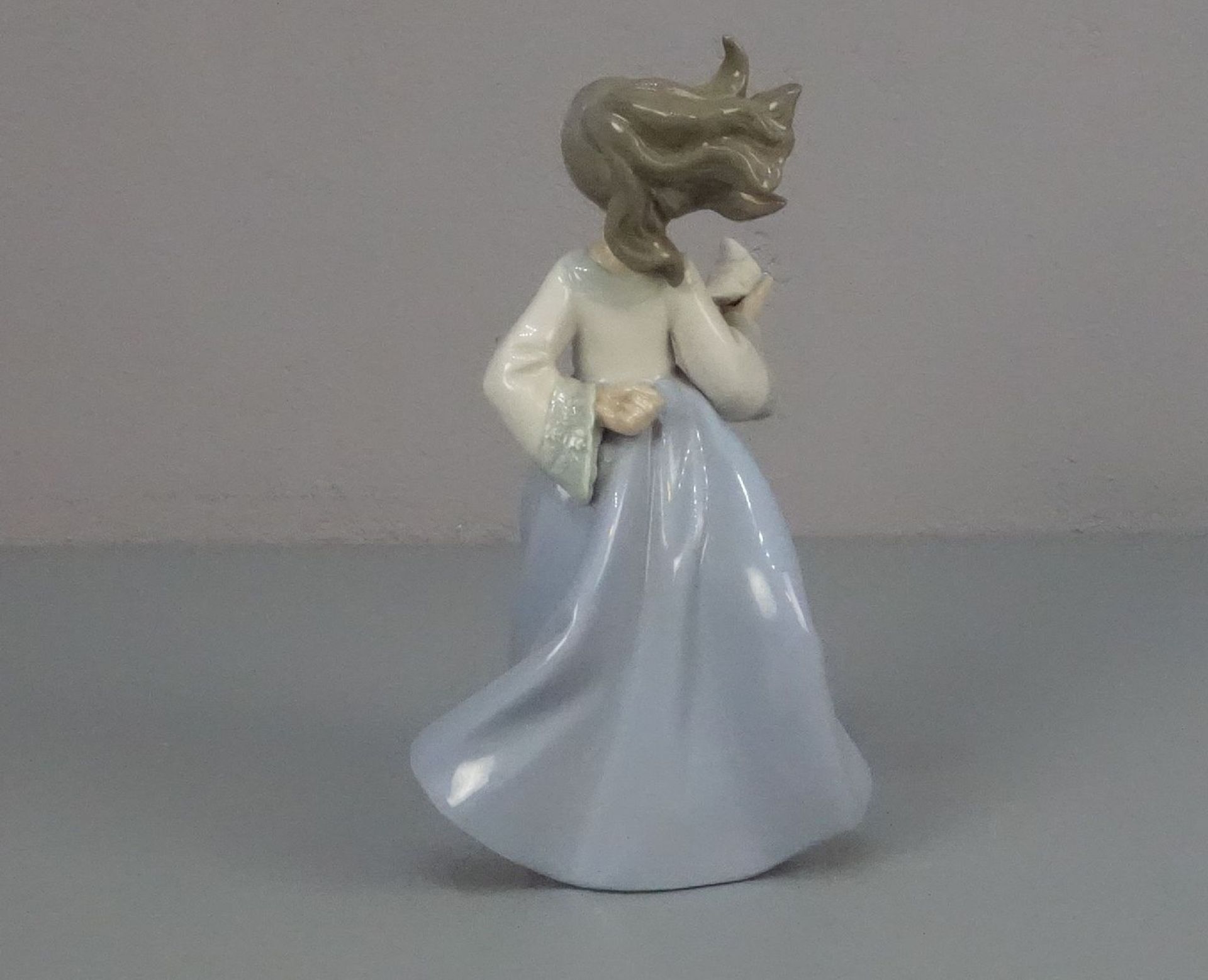FIGUR: "Mädchen mit Taube" / porcelain figure: "Girl with a dove", Porzellan, Manufaktur Nao, - Image 3 of 5