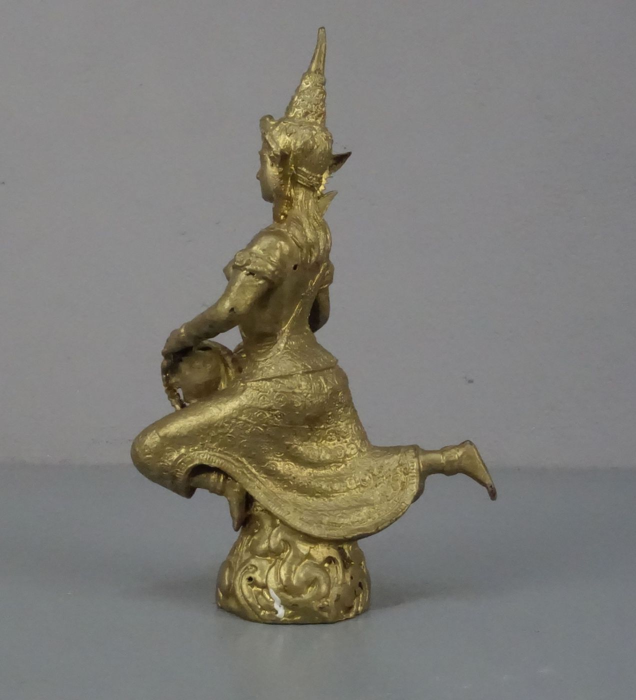 TEMPEL-SKULPTUR MIT INSTRUMENT / sculpture, goldbronziert, wohl Thailand 20. Jh. Vollplastische - Image 3 of 4