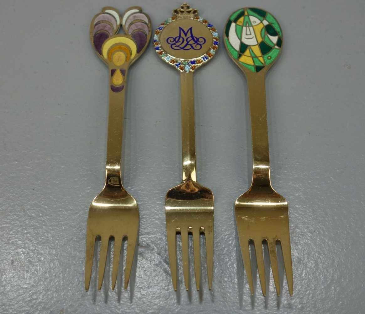 3 SILBERNE JAHRES-GABELN / SAMMELBESTECK / three silver collecting forks, jeweils 925er - Image 2 of 4