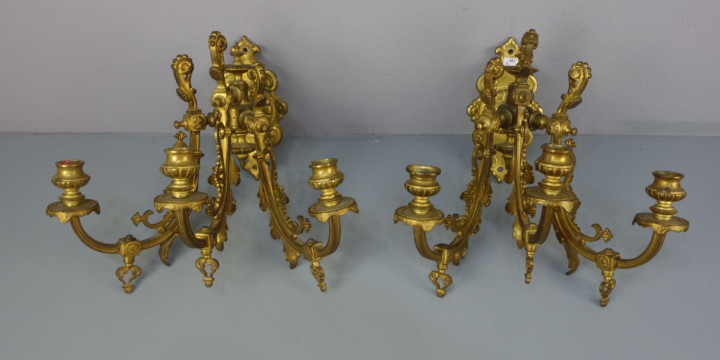 PAAR WANDLEUCHTER / pair of wall lamps, Bronze - Gelbguss, um 1900, mit drei Brennstellen.