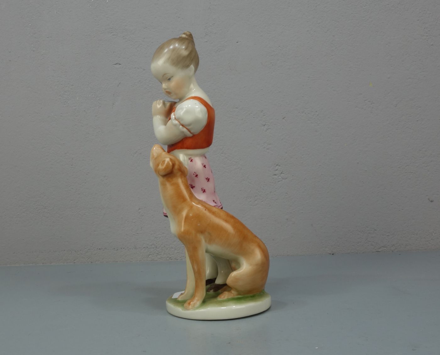 FIGURENGRUPPE: "Mädchen mit Hund" / porcelain figure "girl with a dog", Porzellan, Manufaktur - Image 2 of 5