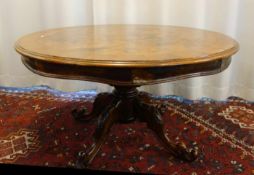 TISCH / BEISTELLTISCH / COUCHTISCH / table, Mitte 20. Jh., mahagonifarben lasiert. Geschweifter und