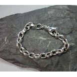 MODERNES ARMBAND / bracelet, 750er Weißgold, (28,1 g). Massiv gearbeitet; bestehend aus großen,