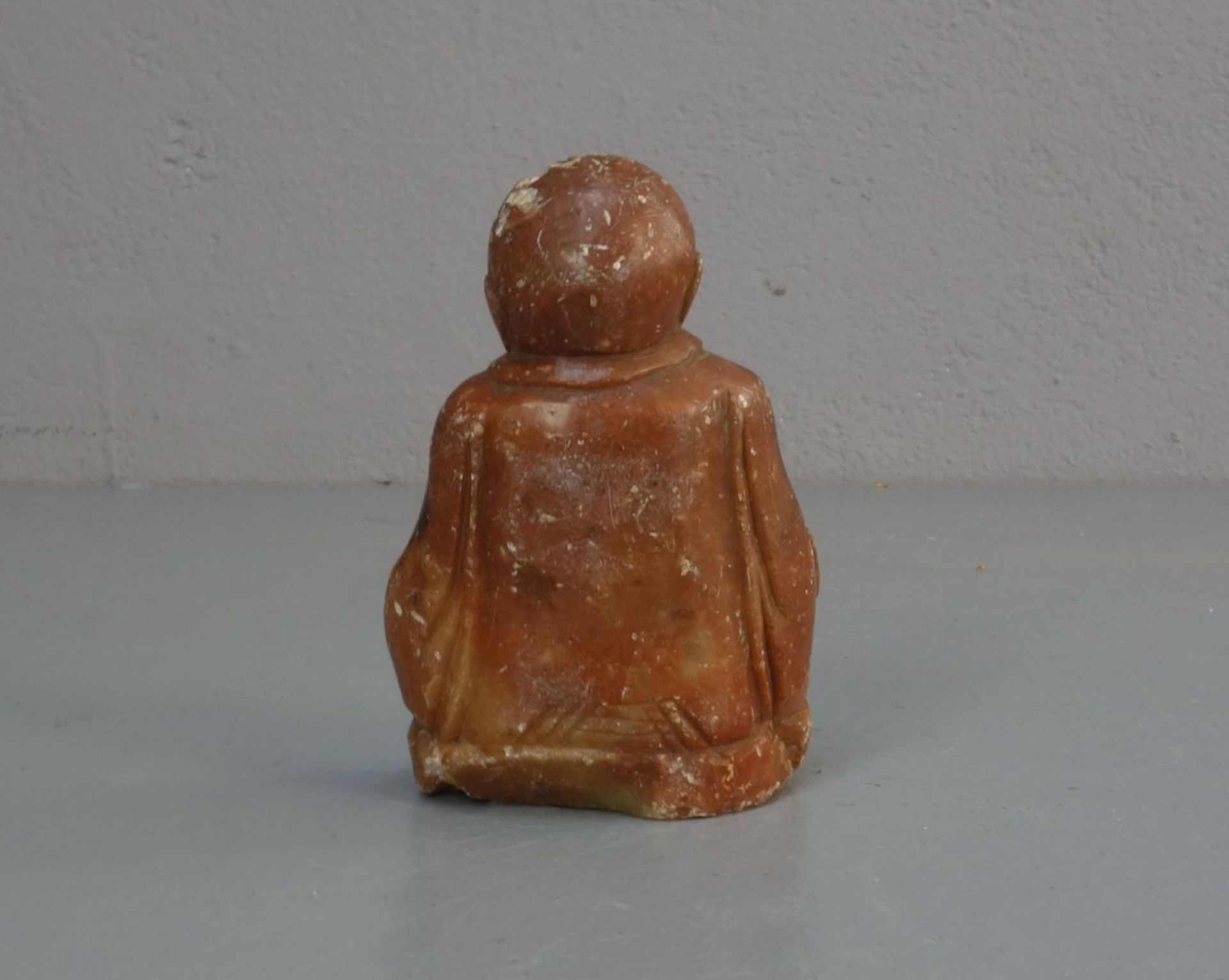 GLÜCKS-BUDDHA: "Maitreya Buddha", Stein in der Anmutung von rotem Jaspis. Lachender Buddha mit - Bild 3 aus 4