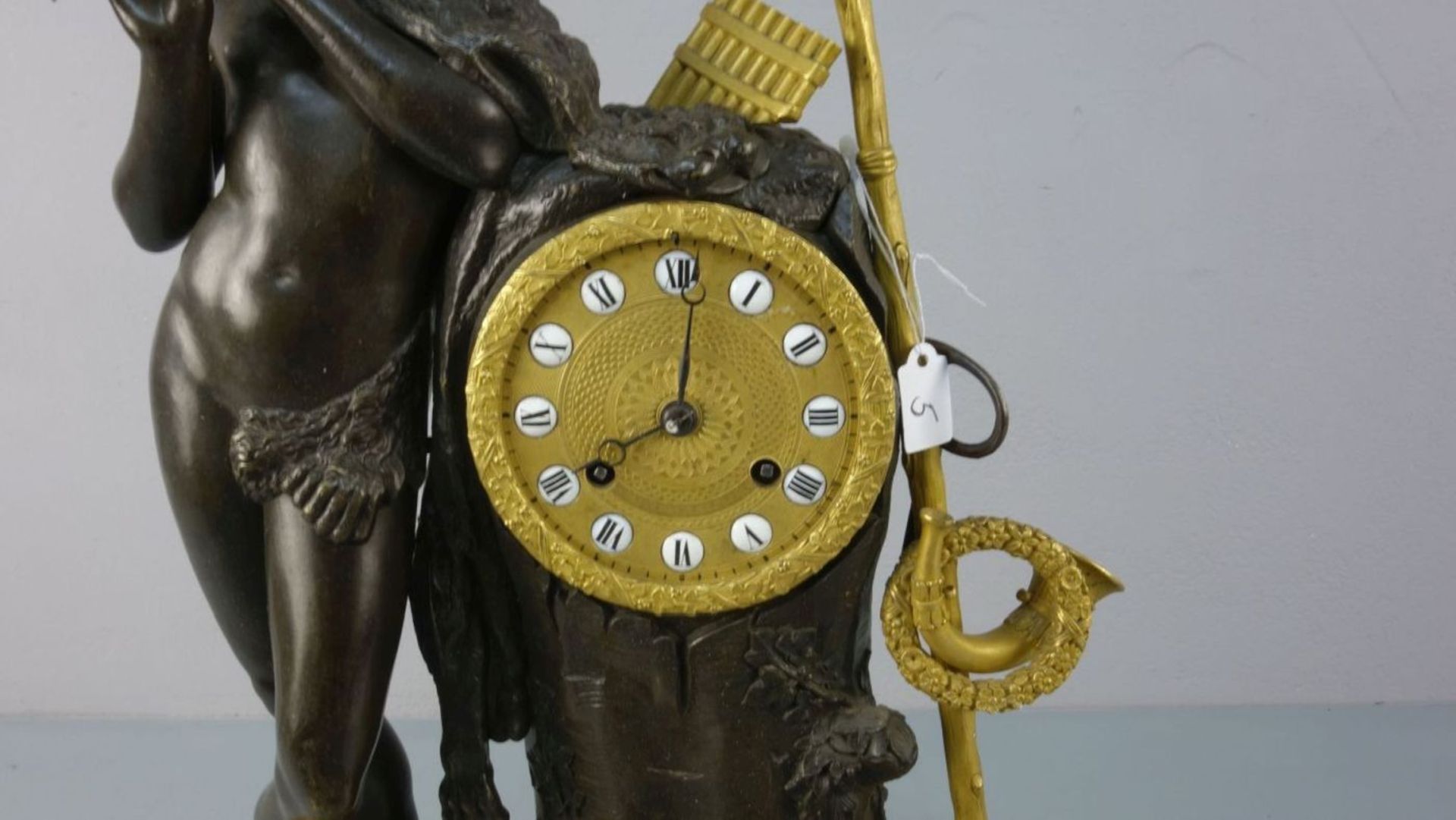 KLASSIZISTISCHE FIGÜRLICHE PENDULE "PAN" / KAMINUHR / fire place clock. Bronze- und Messinggehäuse. - Bild 2 aus 7