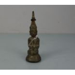 SKULPTUR / sculpture: "Buddha mit Naga", Bronze, dunkelbraun patiniert mit grünen Akzentuierungen,