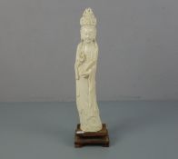 GUANYIN MIT RUYI-ZEPTER, Elfenbein, geschnitzt und montiert auf Holzpostament. Stehender Guanyin