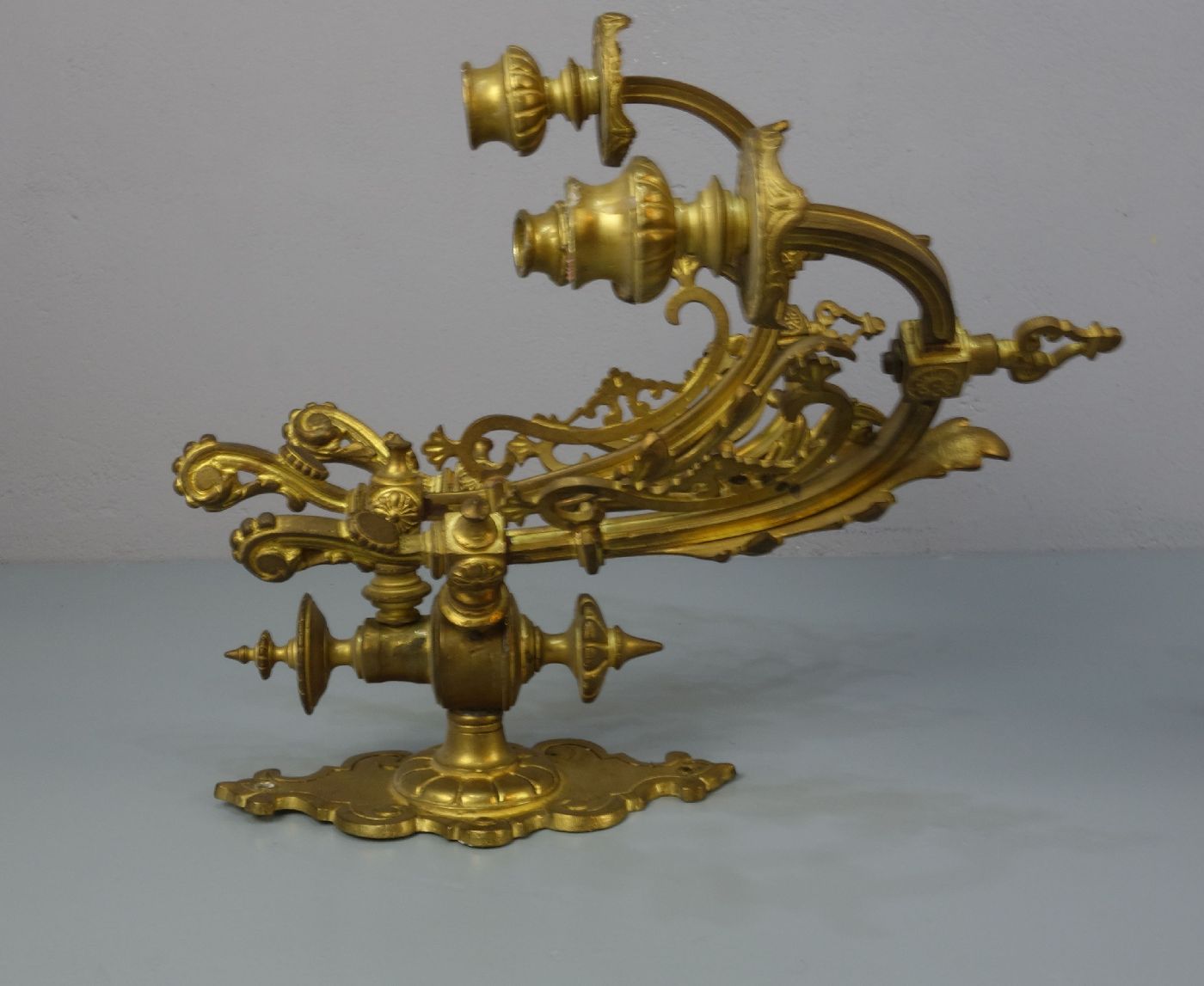 PAAR WANDLEUCHTER / pair of wall lamps, Bronze - Gelbguss, um 1900, mit drei Brennstellen. - Image 3 of 3