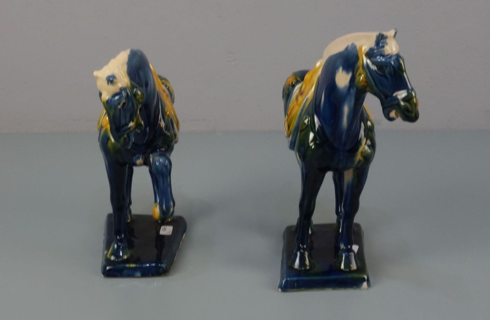 KERAMIK-FIGURENPAAR: "Tang-Pferde", 20. Jh., glasierte Keramik (Hohlguss), heller Scherben, - Bild 2 aus 4