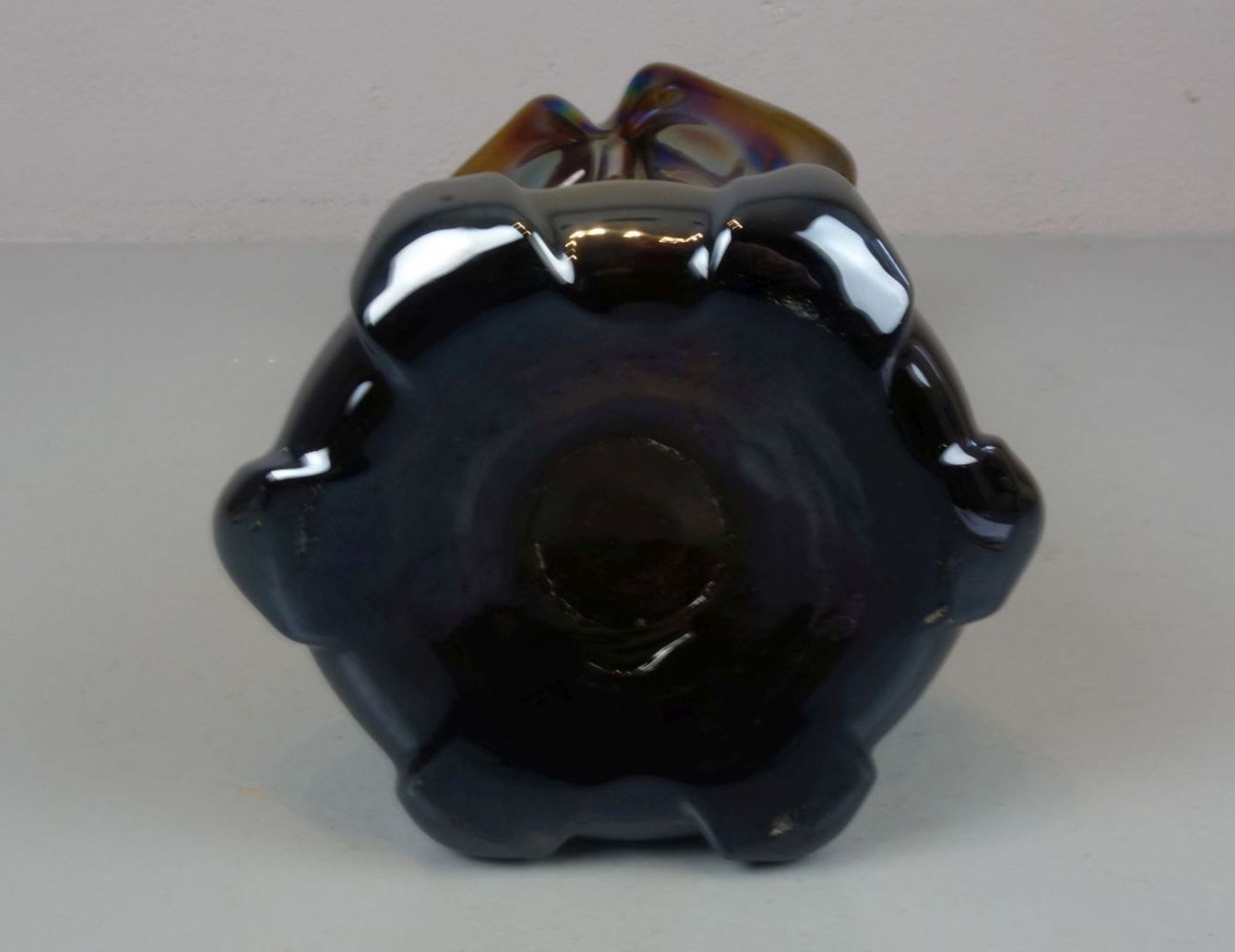 VASE, bernsteinfarbenes bis bräunliches und lüstriertes Glas mit unterem Abriss. Rundstand, leicht - Bild 4 aus 4