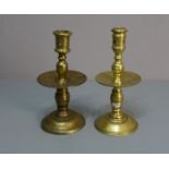 PAAR LEUCHTER / SCHEIBENLEUCHTER / candle stands, Messing, 19. Jh.; aufgewölbter und profilierter