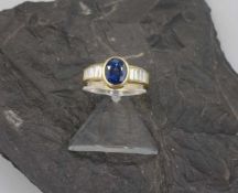 RING MIT SAPHIR UND BAGUETTEBRILLANTEN, massiv gearbeitet, 750er Gelbgold (7,7 g), Ringkopf mit