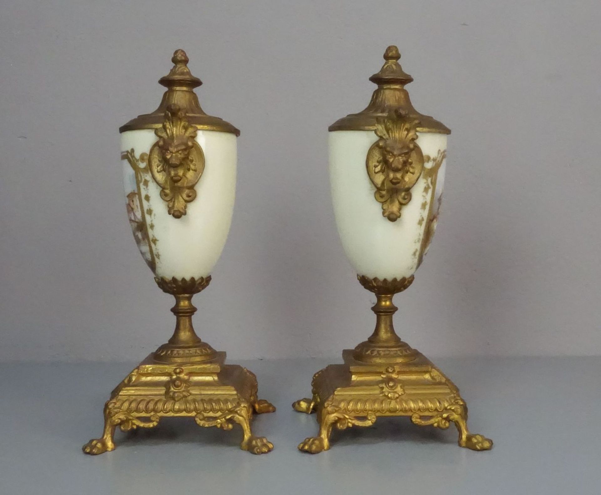 PAAR VASEN mit mediterraner Landschaft und Metallmonturen, um 1900 / pair of vases, Porzellan, - Image 4 of 4