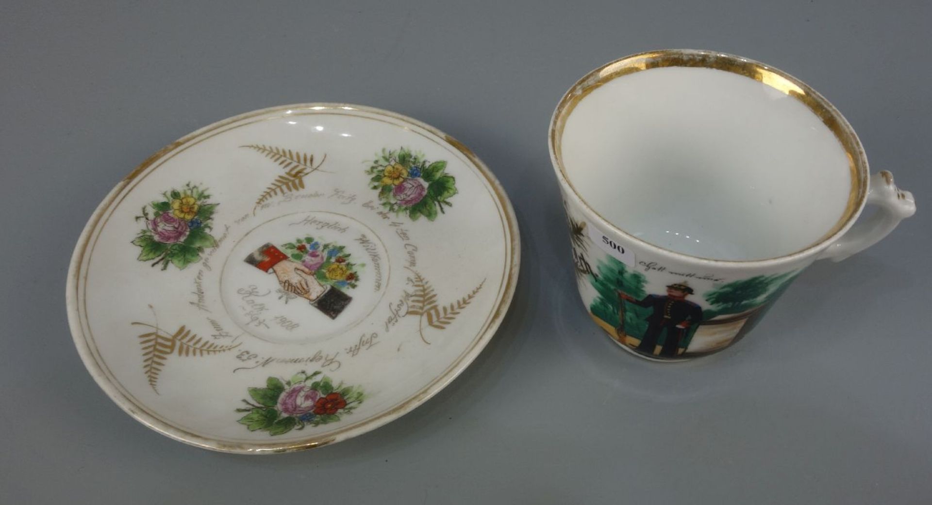 MILITARIA-TASSE / ANDENKENTASSE / military cup, um 1900, Porzellan, ungemarkt. Goldrand, schwarzes - Bild 2 aus 4