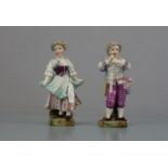 FIGURENPAAR "Tanzende Dame und Flötenspieler / Galantes Paar" / porcelain figures, Ende 19. Jh.,