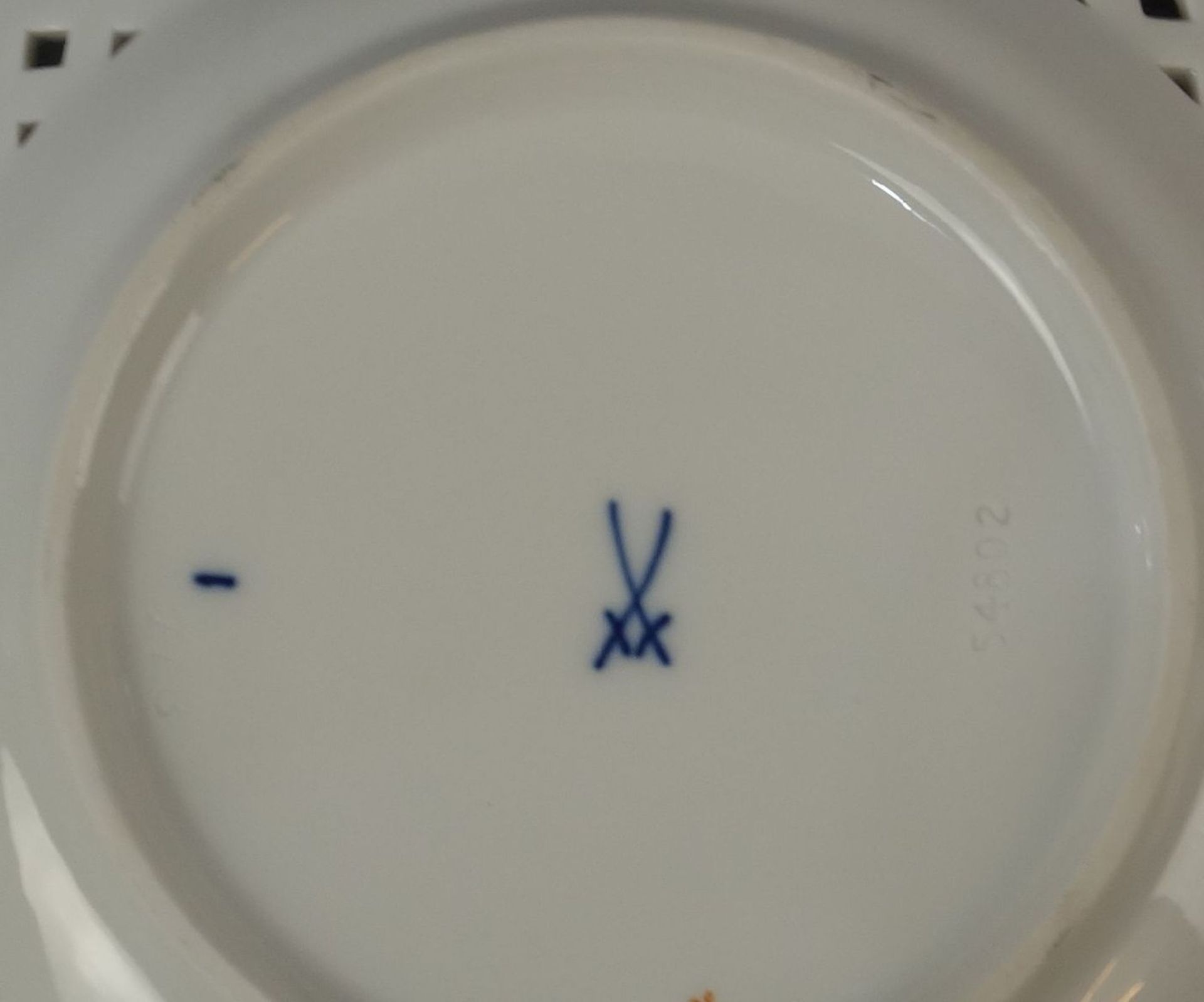DURCHBRUCHTELLER / plate, Porzellan, Manufaktur Meißen, unterglasurblaue Knaufschwertermarke, Marke - Bild 3 aus 3