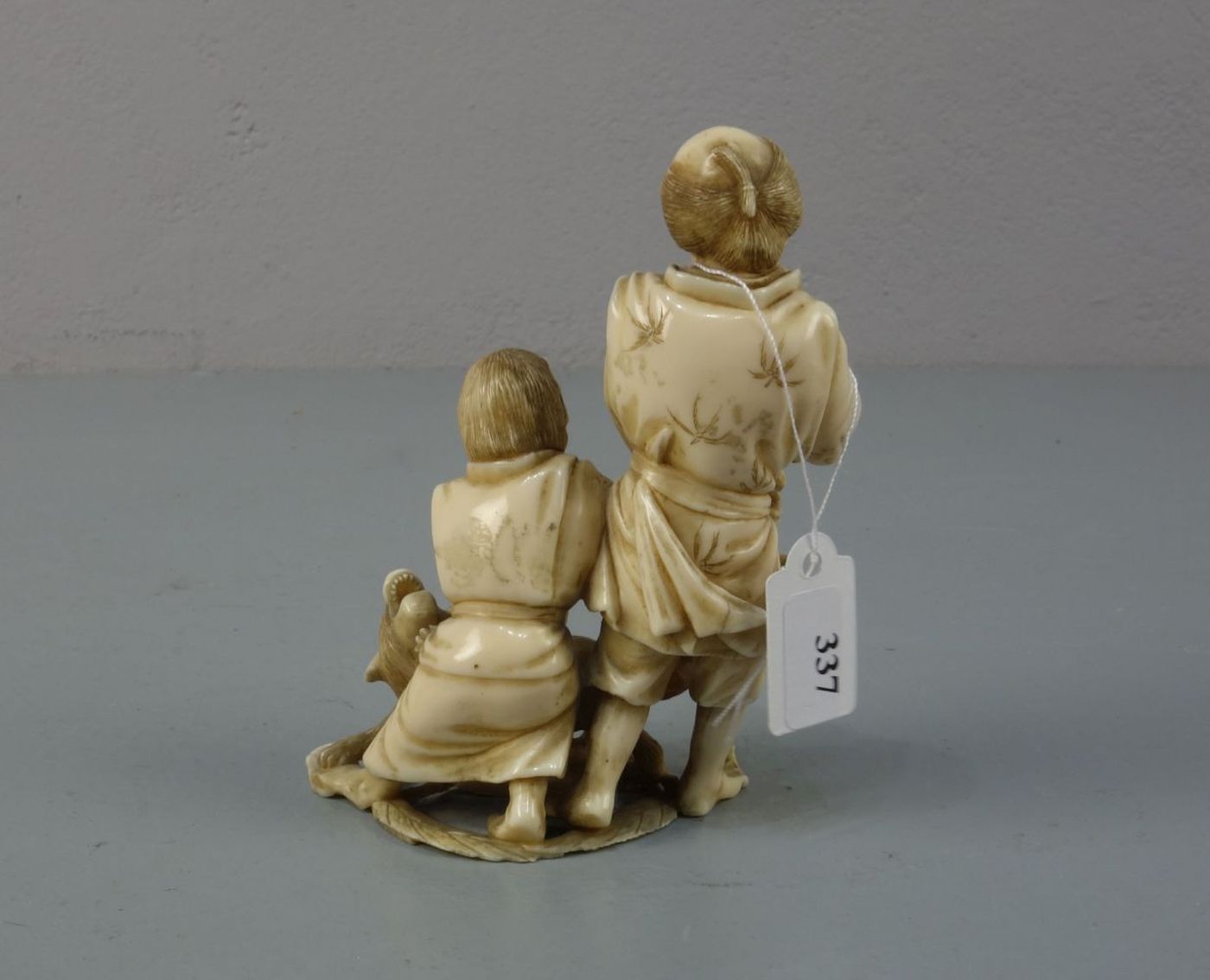 ELFENBEINFIGURENGRUPPE / OKIMONO: "Knabe und Mann mit einem Hund", unter dem Stand signiert, wohl - Image 3 of 5