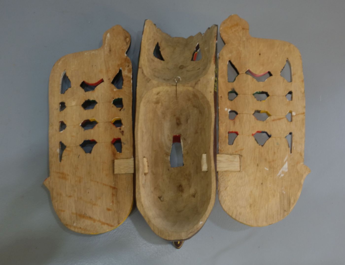 MASKE / DÄMONENMASKE / FABELTIERMASKE / mask, Sri Lanka, 20. Jh.; Holz, geschnitzt und polychrom in - Image 2 of 2