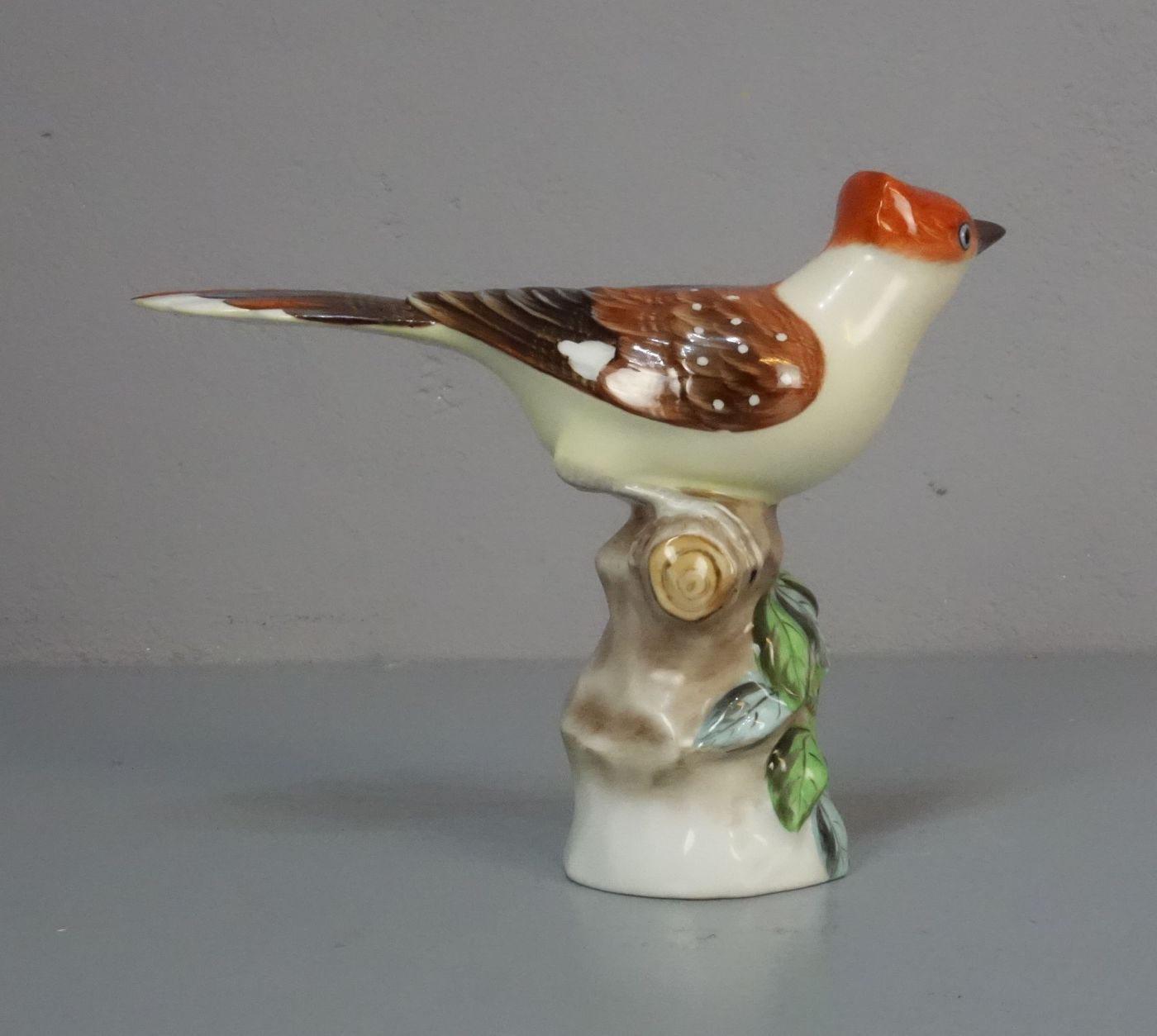 FIGUR: "Vogel mit roter Haube" / porcelain figure "bird", Porzellan, unter dem Stand mit grüner - Image 3 of 4
