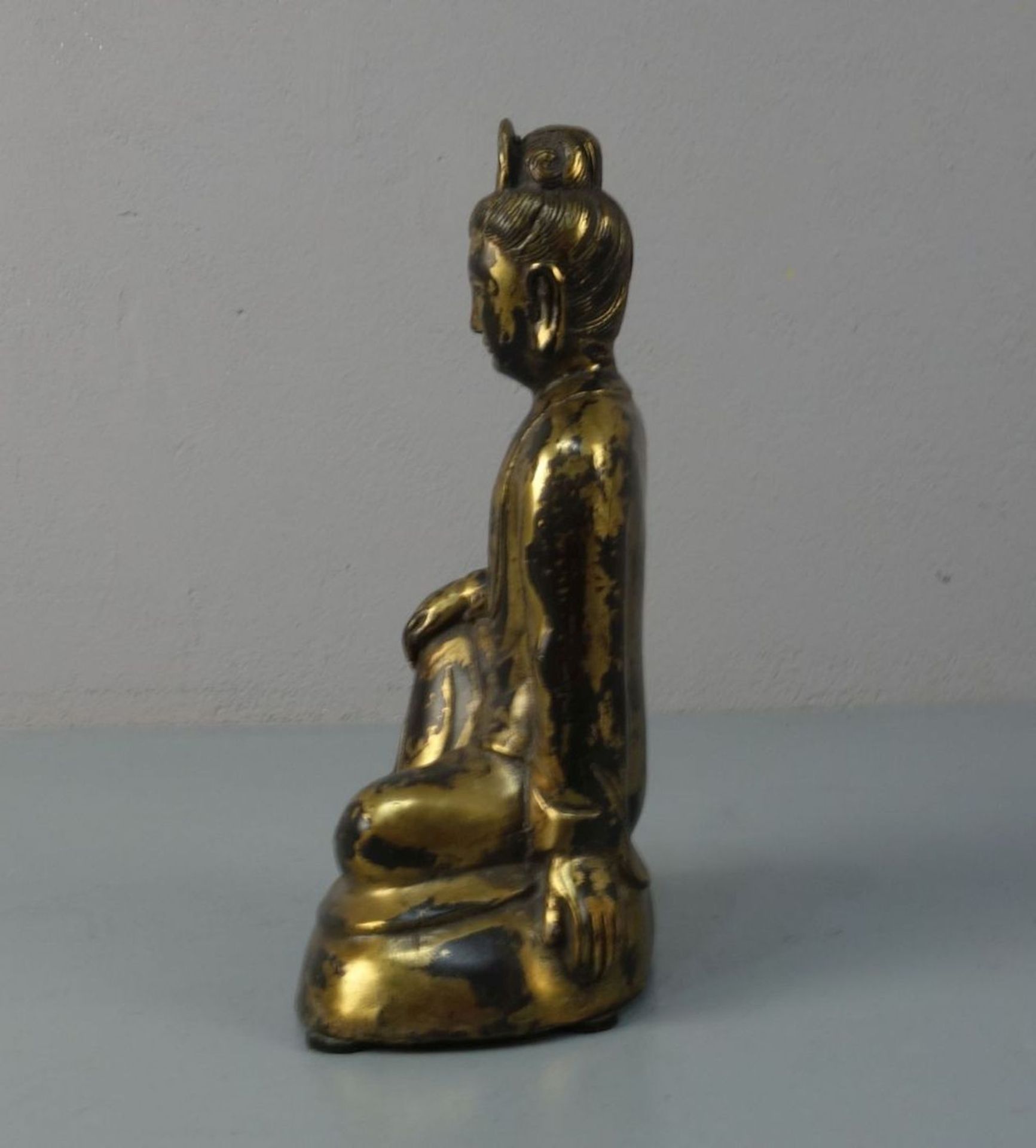 BUDDHA, Bronze, hohl gegossen und dunkelbraun patiniert und vergoldet / mit Goldlackfassung. Leicht - Bild 2 aus 6