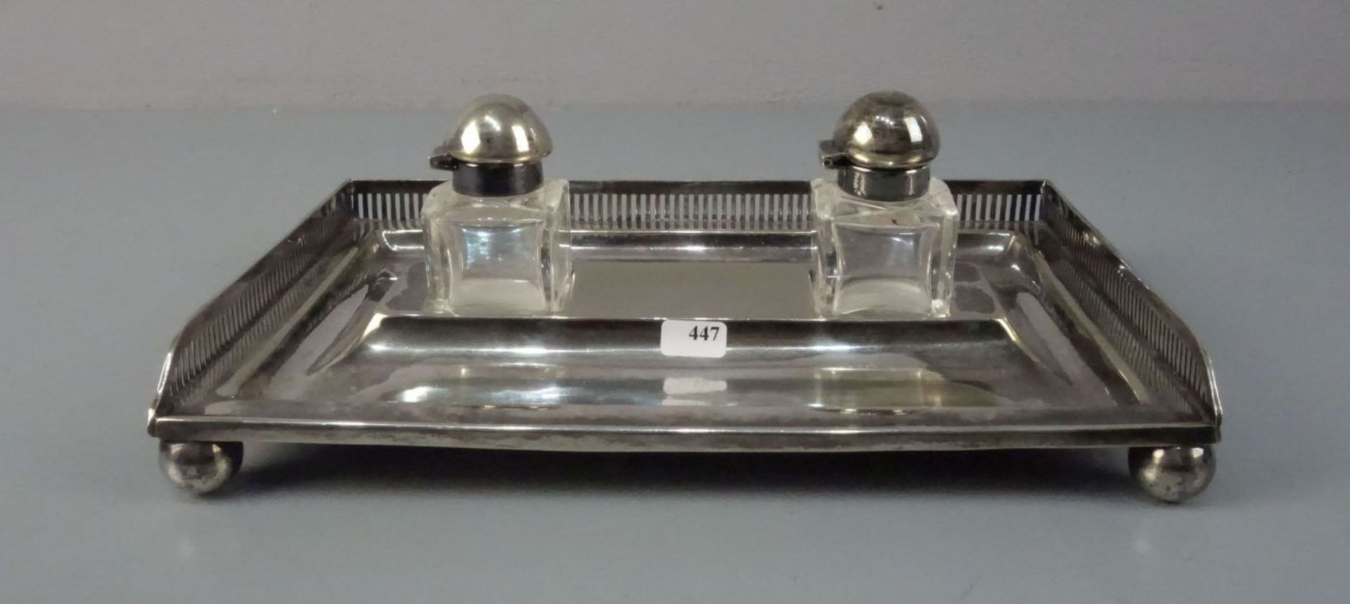 TINTENFASS / SCHREIBTISCHAUFSATZ / inkstand, versilbertes Metall und Kristallglas, wohl Sheffield /