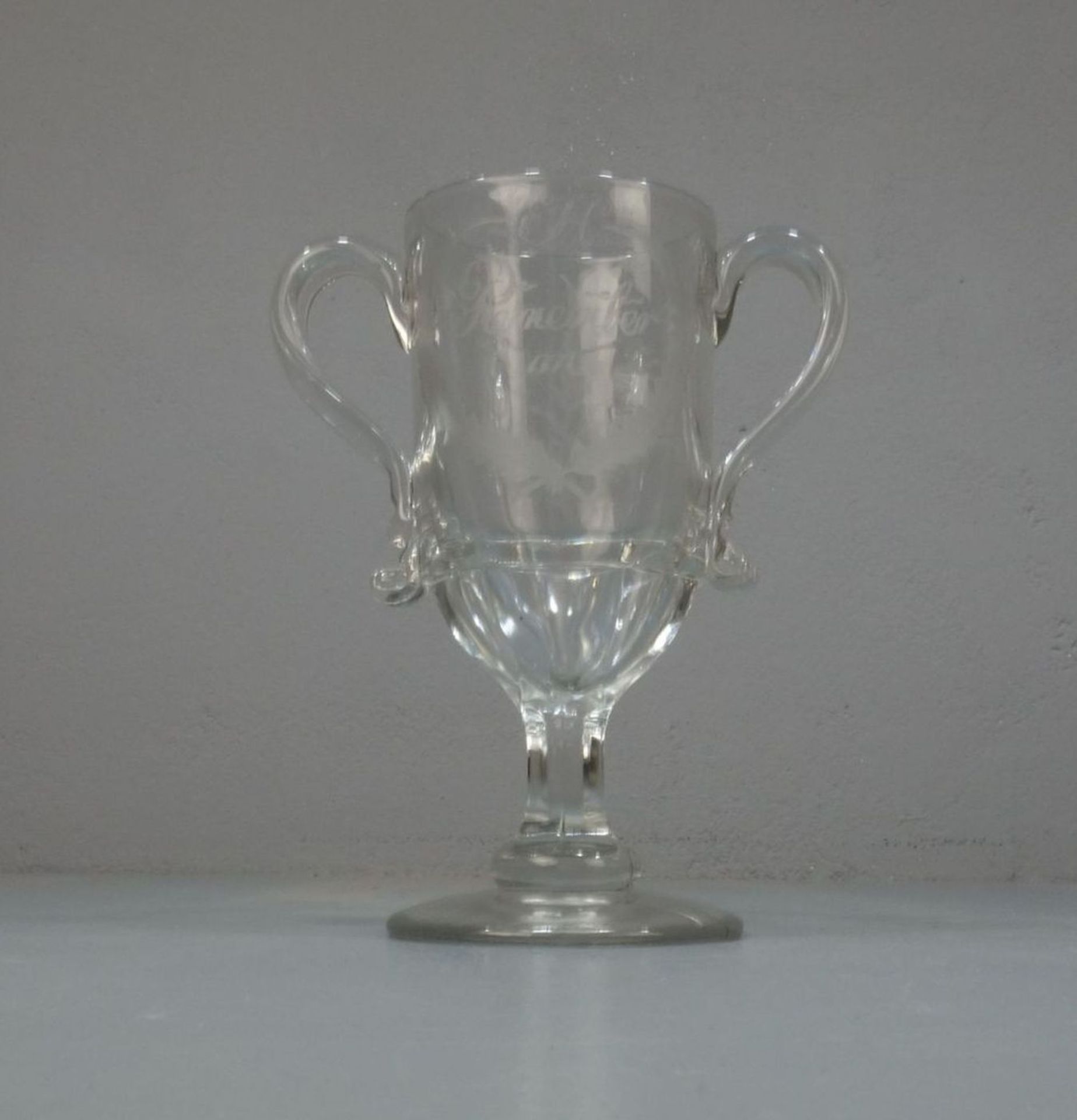 GLAS / POKALGLAS. Glas mit zwei Handhaben auf rundem Stand, schauseitig dekoriert mit graviertem / - Image 3 of 3