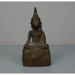 SKULPTUR / sculpture: "Buddha", in seltenerer Ausführung aus "Stucco" / gebranntem Ton bzw. Lehm